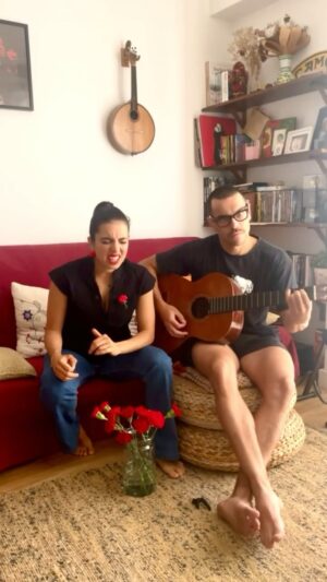 Carolina Picoito Pinto Instagram - Ainda no rescaldo de uma praça cheia de gente madura, na mais bonita festa que eu já vi, cá venho cantar um bocadinho. E para mim, nunca vai haver nada melhor do que cantar Abril. ♥️✊🏼🌹