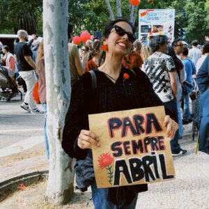 Carolina Picoito Pinto Instagram - Terceiro Abril do besnico. Já sabe bem qual é a cor do cravo. Há-de o saber regar, com cuidado. 
25 de Abril, sempre. ♥️🤘🏼🌹