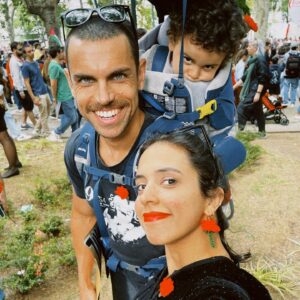 Carolina Picoito Pinto Instagram - Terceiro Abril do besnico. Já sabe bem qual é a cor do cravo. Há-de o saber regar, com cuidado. 
25 de Abril, sempre. ♥️🤘🏼🌹