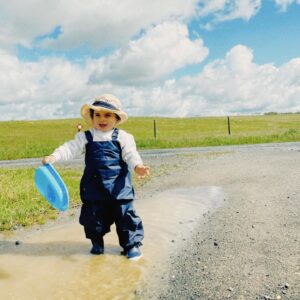 Carolina Picoito Pinto Instagram - Overdose de mémés, múmús, poças de água, piu-pius, cócórócós, ão-ãos e miaus. Nem a chuva torrencial nos deixou vacilar no entretenimento pedagógico. E agora, oremos em conjunto para pedir a Zeus que nos livre de um resfriado nas ventas. 🐓 🌱