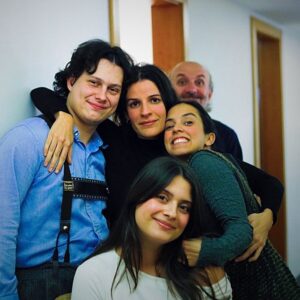 Carolina Picoito Pinto Instagram - Amanhã fazemos o último espectáculo. Há 6 meses, cheguei a este projeto com uma minúscula réstia de fé nesta profissão e, sobretudo, em mim nesta profissão. Não acredito em nenhuma frase de coaching que, eventualmente, pudesse casar bem aqui, mas ter feito isto com esta equipa foi uma espécie de milagre qualquer. Ainda estou para saber que sorte foi esta que me aconteceu mas, de facto, fui mesmo muito feliz no @teatroaberto com esta família (não é uma metáfora bimba em que lhes chamo “família”, é só porque a peça trata, efectivamente, a história de uma família- tivessem visto a peça, seus indolentes), e que fez desta Tempestade a minha bonança de todos os dias. Estes actores, que vi tão de perto durante estes meses, recordaram-me, muitas vezes, o porquê de ter escolhido esta vida esquisita. Tê-los visto assim, tão de perto, ter partilhado com eles a mesma história, é um privilégio que nem cabe nesta minha mala tão pequenina. Realmente, “não conseguia imaginar nada melhor do que representar com vocês, com a minha família”. Obrigada, sempre. 
Faltam dois para me despedir da minha Úrsula, vamos lá mandá-la paras as Montanhas ♥️ 

@manelsapessoa @alpha_yatte @gansaconstanca @carlotamferreira @ernestorodrigues @susana_arrais @ritamcapelo @l_barros_ @sergiopraia_ @miahenriques_6 João Pedro, Célia, Vera e João. 

📷 do @l_barros_ que fez registos de sonho. ♥️