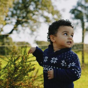 Carolina Picoito Pinto Instagram - 2 anos de Afonso. 
Não sou das que acha, muito nitidamente, que “foi ontem”. É um misto. Foi ontem mas, na rapidez de dois anos, foram condensados tantos acontecimentos e memórias, que o momento em que me abriram ao meio para o tirar de lá, também parece que foi há uma eternidade. 
A única coisa que se mantém igual nas nossas vidas é a certeza de que eu e o João não fazemos a mínima ideia do que estamos a fazer. Dominamos melhor todos os assuntos escatológicos mas, tudo o resto, vamos aprendendo com as nossas próprias patas na poça. Ele parece continuar a gostar de nós e isso chega-nos. ♥️
26/01