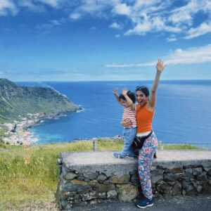 Carolina Picoito Pinto Instagram - 7 dias na Ilha do Sol com a Titi e o Titio ♥️ para quem não conhece Santa Maria, é mais uma maravilha dos Açores. Pequenina e cheia de charme, cada paisagem dá um postal. Agora tenho que arranjar maneira de explicar ao chavalo que não dá pra ir à Ilha todos os dias (e tenho pena). ♥️