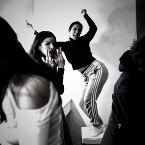 Carolina Picoito Pinto Instagram - Amanhã fazemos o último espectáculo. Há 6 meses, cheguei a este projeto com uma minúscula réstia de fé nesta profissão e, sobretudo, em mim nesta profissão. Não acredito em nenhuma frase de coaching que, eventualmente, pudesse casar bem aqui, mas ter feito isto com esta equipa foi uma espécie de milagre qualquer. Ainda estou para saber que sorte foi esta que me aconteceu mas, de facto, fui mesmo muito feliz no @teatroaberto com esta família (não é uma metáfora bimba em que lhes chamo “família”, é só porque a peça trata, efectivamente, a história de uma família- tivessem visto a peça, seus indolentes), e que fez desta Tempestade a minha bonança de todos os dias. Estes actores, que vi tão de perto durante estes meses, recordaram-me, muitas vezes, o porquê de ter escolhido esta vida esquisita. Tê-los visto assim, tão de perto, ter partilhado com eles a mesma história, é um privilégio que nem cabe nesta minha mala tão pequenina. Realmente, “não conseguia imaginar nada melhor do que representar com vocês, com a minha família”. Obrigada, sempre. 
Faltam dois para me despedir da minha Úrsula, vamos lá mandá-la paras as Montanhas ♥️ 

@manelsapessoa @alpha_yatte @gansaconstanca @carlotamferreira @ernestorodrigues @susana_arrais @ritamcapelo @l_barros_ @sergiopraia_ @miahenriques_6 João Pedro, Célia, Vera e João. 

📷 do @l_barros_ que fez registos de sonho. ♥️