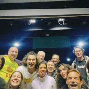 Carolina Picoito Pinto Instagram - Amanhã fazemos o último espectáculo. Há 6 meses, cheguei a este projeto com uma minúscula réstia de fé nesta profissão e, sobretudo, em mim nesta profissão. Não acredito em nenhuma frase de coaching que, eventualmente, pudesse casar bem aqui, mas ter feito isto com esta equipa foi uma espécie de milagre qualquer. Ainda estou para saber que sorte foi esta que me aconteceu mas, de facto, fui mesmo muito feliz no @teatroaberto com esta família (não é uma metáfora bimba em que lhes chamo “família”, é só porque a peça trata, efectivamente, a história de uma família- tivessem visto a peça, seus indolentes), e que fez desta Tempestade a minha bonança de todos os dias. Estes actores, que vi tão de perto durante estes meses, recordaram-me, muitas vezes, o porquê de ter escolhido esta vida esquisita. Tê-los visto assim, tão de perto, ter partilhado com eles a mesma história, é um privilégio que nem cabe nesta minha mala tão pequenina. Realmente, “não conseguia imaginar nada melhor do que representar com vocês, com a minha família”. Obrigada, sempre. 
Faltam dois para me despedir da minha Úrsula, vamos lá mandá-la paras as Montanhas ♥️ 

@manelsapessoa @alpha_yatte @gansaconstanca @carlotamferreira @ernestorodrigues @susana_arrais @ritamcapelo @l_barros_ @sergiopraia_ @miahenriques_6 João Pedro, Célia, Vera e João. 

📷 do @l_barros_ que fez registos de sonho. ♥️