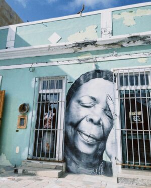 Carolina Picoito Pinto Instagram - Esta viagem foi pior que péssima. Sim, sim: dou-vos belas fotografias, vocês ficam todos sob o efeito de fotos de viagem (uma espécie de moca instagramática) e depois, claro, digo-vos a verdade e arranco-vos da moca, sem piedade nenhuma. Correu tudo mal, desde o primeiro dia: a minha mãe foi roubada (com uma classe tal que pareceu magia); apareceu-me uma alergia pelo corpo todo (não sei o que é, mas não é varicela, nem sarna, porque essas eu já tive); a minha mãe apanhou a maior faringite da história das faringites (febre e facas na garganta), o que a obrigou a estar enfiada no quarto do hotel durante três dias; e para o remate final, quando tudo melhorava, tivemos a notícia de que o meu cão, o Zeca, morreu (sobre isto, ainda não estou capaz de falar). 
Em cima das intempéries, não gostei propriamente de Cabo Verde. Não consigo ser impermeável o suficiente, para ser uma espectadora de um cenário de pobreza extrema, como se isso fosse um espectáculo, uma coisa exótica. A ilha do Sal, onde eu estive, agarrou-se com unhas e dentes ao turismo em massa porque, numa terra de seca, não existe mais nada onde se possam agarrar. As pessoas são ternas, generosas e com ganas de felicidade. Felicidade nas coisas pequenas, na comédia quotidiana e nos pequenos presentes da vida. Para mim, fazer turismo e estar num lugar destes de maneira passiva, foi desconfortável. Nada contribuiu para me sentir feliz, só as pessoas. As pessoas, sempre as pessoas, claro. 
Deixo-vos algumas das coisas que vi, os gatos e o mar que me confortaram o coração, sempre que senti que só me queria era ir embora e abraçar o meu filho. As viagens, às vezes, também são assim. Isto também faz parte de viajar e é bom que saibam isso. Tiramos sempre coisas de qualquer viagem que façamos, sempre. No entanto, não se preocupem se a viagem que foram fazer, não corresponder ao que imaginaram. O Instagram engana, já sabem. A vida, não. A vida é uma velhaca que vos diz sempre a verdade. E é assim em viagens também. (mesmo que haja mar e gatos bebés).

Ps: o relato, em detalhe, está no episódio 13 do meu podcast. ♥️