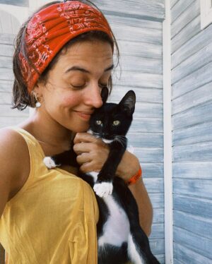 Carolina Picoito Pinto Instagram - Esta viagem foi pior que péssima. Sim, sim: dou-vos belas fotografias, vocês ficam todos sob o efeito de fotos de viagem (uma espécie de moca instagramática) e depois, claro, digo-vos a verdade e arranco-vos da moca, sem piedade nenhuma. Correu tudo mal, desde o primeiro dia: a minha mãe foi roubada (com uma classe tal que pareceu magia); apareceu-me uma alergia pelo corpo todo (não sei o que é, mas não é varicela, nem sarna, porque essas eu já tive); a minha mãe apanhou a maior faringite da história das faringites (febre e facas na garganta), o que a obrigou a estar enfiada no quarto do hotel durante três dias; e para o remate final, quando tudo melhorava, tivemos a notícia de que o meu cão, o Zeca, morreu (sobre isto, ainda não estou capaz de falar). 
Em cima das intempéries, não gostei propriamente de Cabo Verde. Não consigo ser impermeável o suficiente, para ser uma espectadora de um cenário de pobreza extrema, como se isso fosse um espectáculo, uma coisa exótica. A ilha do Sal, onde eu estive, agarrou-se com unhas e dentes ao turismo em massa porque, numa terra de seca, não existe mais nada onde se possam agarrar. As pessoas são ternas, generosas e com ganas de felicidade. Felicidade nas coisas pequenas, na comédia quotidiana e nos pequenos presentes da vida. Para mim, fazer turismo e estar num lugar destes de maneira passiva, foi desconfortável. Nada contribuiu para me sentir feliz, só as pessoas. As pessoas, sempre as pessoas, claro. 
Deixo-vos algumas das coisas que vi, os gatos e o mar que me confortaram o coração, sempre que senti que só me queria era ir embora e abraçar o meu filho. As viagens, às vezes, também são assim. Isto também faz parte de viajar e é bom que saibam isso. Tiramos sempre coisas de qualquer viagem que façamos, sempre. No entanto, não se preocupem se a viagem que foram fazer, não corresponder ao que imaginaram. O Instagram engana, já sabem. A vida, não. A vida é uma velhaca que vos diz sempre a verdade. E é assim em viagens também. (mesmo que haja mar e gatos bebés).

Ps: o relato, em detalhe, está no episódio 13 do meu podcast. ♥️