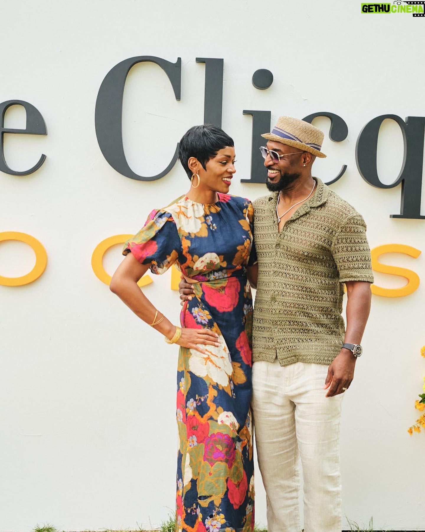 Caroline Chikezie - 10.1K Likes - Did you know ‘Veuve’ should rhyme with ‘love’?
Had the best day ever at the @veuveclicquot polo classic with my faves @thealist.us We officially outside 🍾🥂