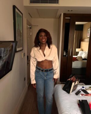 Caroline Dubois Instagram - Took about a thousand pictures because my hair was a vibe!! 💋😘

@alexisbittar for the earrings 🙏🏿
.
.
.
.
.
#hair #naturalhairstyles #blackgirlmagic #looksgood #life #curlsoncurls #curlygirlsuk