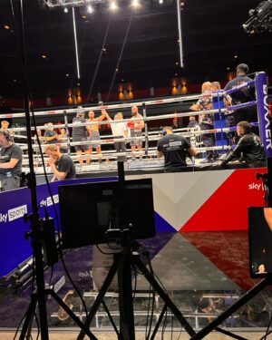 Caroline Dubois Instagram - Recap of last night; 
 Seeing @laurenprice capture world titles in her homecoming! The Cardiff fans were unreal 🏴󠁧󠁢󠁷󠁬󠁳󠁿🔥 
Commentary with the sky team 🙏🏿🔥

And a thank you to @alexisbittar for the gorgeous earrings