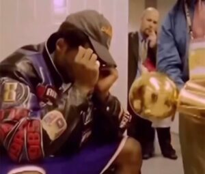 Caron Butler Instagram - Huge thanks to the individual that passed Kobe the Championship Trophy that day which led to one of the most iconic visuals EVER.
🐍🤲🏿