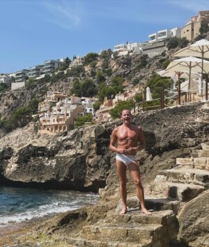 Carson Kressley Instagram - There's only about 20 cabins left on my Secrets of Sicily cruise with @swanhelleniccruises august 20-27th!  Enjoy six star accommodations, epicurean experiences , danicing, historic sites , world class shopping, gorgeous waters and a splash of drag to keep it all fun and fabulous!!! Link in bio. Book now and receive the special Carson discount :) ciao for now !