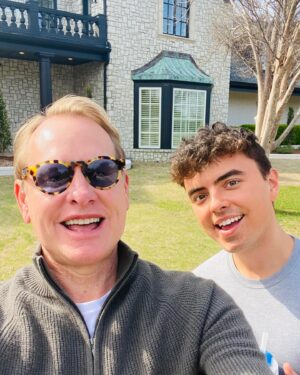 Carson Kressley Instagram - Visiting one of my god babies who is not a baby anymore ! @scottybbrooks