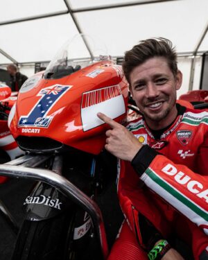 Casey Stoner Instagram - Wait a minute… 👀 This is NO #throwback, Ducatisti! 🥹 This is just one of the things you only get to see at @fosgoodwood: 

Ducati first MotoGP World Champion @official_cs27 was back riding his old #DesmosediciGP today!❤️‍🔥

#ForzaDucati