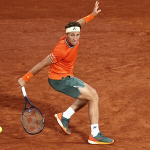 Casper Ruud Instagram - Happy to be back in Paris @rolandgarros 
📸: Dan Istitene
📸: Anne-Christine Poujoulat
📸: Matt Fitzgerald | @tennisfitz