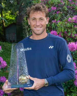 Casper Ruud Instagram - Thanks, Genève, it’s always such a pleasure. I’m very happy with my week and grateful for my team and the support we’ve received this week🙏🏻
Now off to Paris 🇫🇷
📸: @gonetgenevaopen