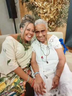 Cássia Valle Instagram - #tbt do esquenta bienal @salvadorshopping  eu só lado da diva @cicideoxala abraço quentinho que abençoa a gente. Só digo uma coisa estarei a partir de sábado todos os dia na @bienaldolivrobahia  já já solto a agenda

#bienaldolivrobahia