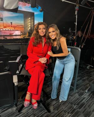 Cassie DiLaura Instagram - telling my future kids this is their aunt 😍 @shaniatwain ❤️❤️❤️ 

 coming soon on @entertainmenttonight — we chat about her new vegas residency which is sooooo good!!! may we all take a page out of shania’s book these days and just live our best lives 💃🏻