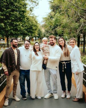 Cássio Reis Instagram - No batismo, a criança inicia sua jornada de fé, tornando-se um filho de Deus, um discípulo de Cristo, recebendo o Espírito Santo, fortalecendo a vida e a purificação espiritual.

Amém.

📸 @felipelbc