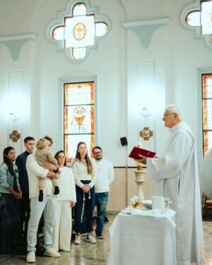 Cássio Reis Instagram - No batismo, a criança inicia sua jornada de fé, tornando-se um filho de Deus, um discípulo de Cristo, recebendo o Espírito Santo, fortalecendo a vida e a purificação espiritual.

Amém.

📸 @felipelbc
