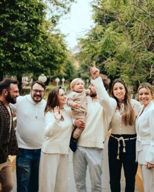 Cássio Reis Instagram - No batismo, a criança inicia sua jornada de fé, tornando-se um filho de Deus, um discípulo de Cristo, recebendo o Espírito Santo, fortalecendo a vida e a purificação espiritual.

Amém.

📸 @felipelbc