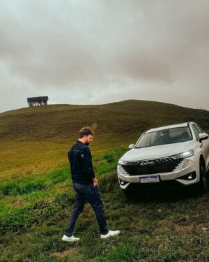 Cássio Reis Instagram - A experiência de dirigir o HAVAL PHEV19 !
Pilotando essa nave rumo a mais um projeto com a @gwmbrasil onde além do carro, cuidei da direção de uma nova série que em breve estará no ar! 🎬

#HelloTomorrow 
#MyTomorrow