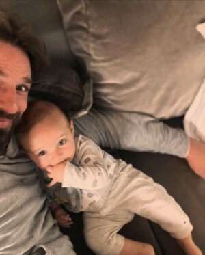 Cássio Reis Instagram - Viva você amorzão! 
E a gente vive você intensamente em cada momento, todos os dias, em toda nova descoberta.
Te amamos enlouquecidamente 🥰

2 anos de Romeo 🩵 amém!