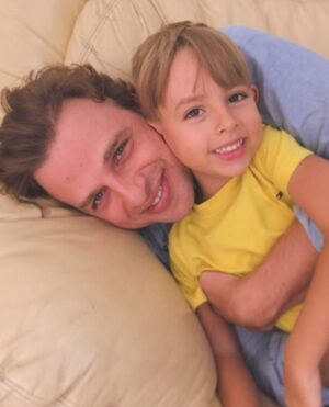 Cássio Reis Instagram - Um amor de menino. Te amo tanto Gael!! 

Feliz aniversário! Deus te proteja e abençoe.🩵

Meu amado afilhado! 🎁
