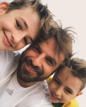 Cássio Reis Instagram - Um amor de menino. Te amo tanto Gael!! 

Feliz aniversário! Deus te proteja e abençoe.🩵

Meu amado afilhado! 🎁