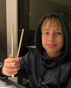 Cássio Reis Instagram - Um amor de menino. Te amo tanto Gael!! 

Feliz aniversário! Deus te proteja e abençoe.🩵

Meu amado afilhado! 🎁