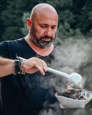 Cătălin Scărlătescu Instagram - Maine gatesc scoici ,,, 
Cine are pofta ,,, sa vina