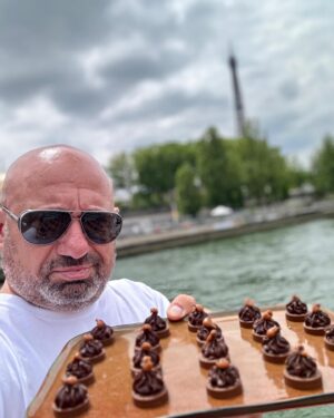 Cătălin Scărlătescu Instagram - Zilele trecute am dat o fugă la Paris, unde a avut loc Coca-Cola Food Fest, un eveniment superb care a adus la un loc chefi și influenceri de pe 5 continente. Mi-a plăcut!😛
#CocaCola #RealMagic
#FoodFestParis @cocacolaromania