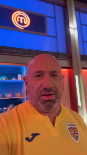 Cătălin Scărlătescu Instagram - România, ne revedem la Munchen! 🇷🇴

Așteptăm cu sufletul la gură marele meci împotriva Olandei! Sărbătoarea tricoloră începe în Cornerul României din Fan Zone, unde ne vom face “încălzirea” împreună și ne vom bucura de surprizele speciale pregătite:

🎶 13:00 – 14:30 – petrecere româno-olandeză pe scena din Fan Zone! Din partea României, începând cu ora 13:00, vor cânta Loredana Groza, Marius Moga și Guess Who. MC-ul familiei tricolore va fi Pavel Bartoș;

🎮 13:00 – 22:00 - Concursuri din 2 în 2 ore în care suporterii pot câștiga tricoul de joc al naționalei României, tricouri semnate de jucători și kituri de suporteri (înscrierea se va realiza prin aplicația Tricolorii);

✅ 13:00 – 22:00 - Multe oportunități de poze inedite și interacțiune cu instalații deosebite;

📸 Sesiune de poze și autografe cu persoane publice îndrăgite de români.

📍Locație Fan Zone: Olympiapark

⏰Program Fan Zone: 13:00 – 22:00

📲 Descarcă aplicația Tricolorii și află toate informațiile necesare pentru călătoria la Munchen👉 https://qrco.de/bcpND9

Hai România!🙌

#AplicatiaTricolorii #GeneratiaDeSuflet #romanialaeuro