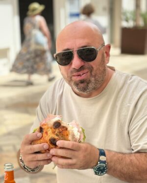 Cătălin Scărlătescu Instagram - Înainte să plecăm din Polignano a Mare am făcut o scurtă oprire la o pinserie pe care a ochit-o Cătălin cu o seară înainte. Cred ca a visat-o toată noaptea, pentru ca de cum am ieșit din hotel, s-a dus ținta la ea. 

Cred ca va dați seama după expresia de pe fața lui ca a fost ce trebuie 😂 
Așadar, adăugăm la recomandările noastre și focacceria Frumè. O găsiți în centrul vechi. 👀

➡️ Next stop : MONOPOLI
