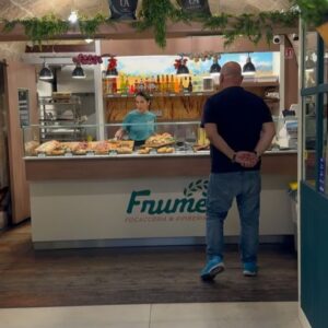 Cătălin Scărlătescu Instagram - Înainte să plecăm din Polignano a Mare am făcut o scurtă oprire la o pinserie pe care a ochit-o Cătălin cu o seară înainte. Cred ca a visat-o toată noaptea, pentru ca de cum am ieșit din hotel, s-a dus ținta la ea. 

Cred ca va dați seama după expresia de pe fața lui ca a fost ce trebuie 😂 
Așadar, adăugăm la recomandările noastre și focacceria Frumè. O găsiți în centrul vechi. 👀

➡️ Next stop : MONOPOLI