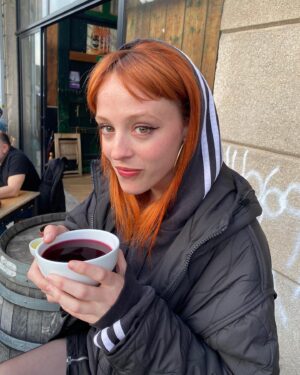 Catalina Sopelana Instagram - El mix de moods y de cosas de estos días que por algún motivo quiero que se estén por aquí: 
Tomándome una cunca en Ponte muy divertida y contenta, una captura que hice un día que me sentía  bastante así, cena deliciosa con amigos, una foto que me recordó Google de cuando era muy pequeña y tenía que grabarme para un video presentación de un corto que jamas salió, Kristen Dunst llenando mi salón, en el dot cafe aparentemente muy cansada( yo no me recuerdo así), Miranda siempre Miranda, una foto que me enviaron de cuando presentamos “La Estrella Azul” en Donosti y un gato en el tren de vuelta de Pontevedra que no estaba sufriendo lo prometo solo creo que le pille en mal momento.