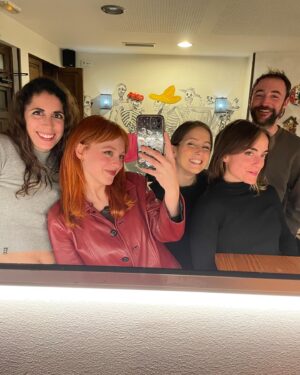 Catalina Sopelana Instagram - Con bastante resaca emocional después de estas semanas rodando en Pontevedra con un equipo tan increíble. En estas fotos salen algunos pero faltan muchísimos ♥️
Muuuuy contenta y un poquito triste pero es normal claro. No puedo estar más agradecida 💘💘💘💘💘