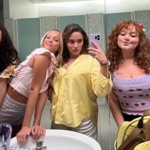 Catarina de Carvalho Instagram - Hoje é o dia q nasce pro mundo esse projeto feito com mt amor e dedicação. Tomara q vcs se apaixonem por essa série como nós somos apaixonados ❤️‍🔥🍓

Às 21:30 na @tvioficial e na @primevideo 💥🚀
🇧🇷 às 17:30!!

@seemydreamsproductions @morangoscomacucar