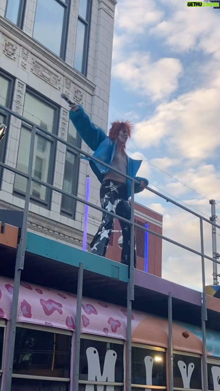 Catherine Pogonat - 66 Likes - Une vie de rock.
@villagemontreal @mixbus_studio @velma.johnny_jones @walter.e.go @jessprecieuse #bowie #drag #village #mtl #fyp #king #bus