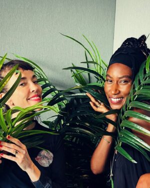 Catherine Pogonat Instagram - Me rouler dans les feuillages avec mon invitée Dominique Fils-Aimé. @sing.with.mi @icimusique #leffetpogonat 🌿