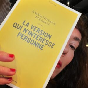 Catherine Pogonat Instagram - Il y a de ces romans qu’on est triste de terminer. Les personnages sont devenus nos amis, le lieu est devenu notre maison. C’est le cas du roman punk et pur, poétique et dur d’ @emmanuelle.pierrot : La version qui n’intéresse personne. @lequartanier 
#leffetpogonat