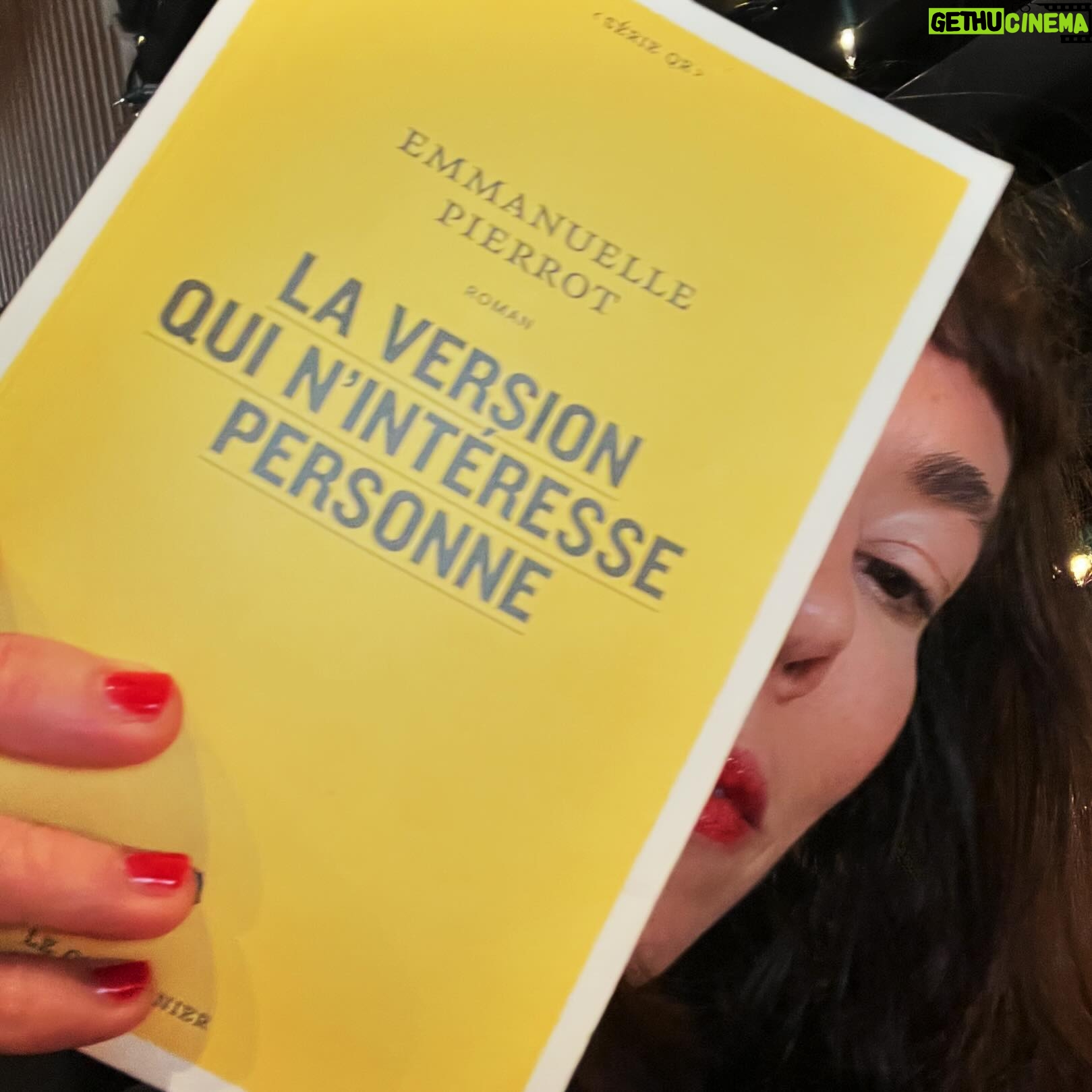 Catherine Pogonat - 133 Likes - Il y a de ces romans qu’on est triste de terminer. Les personnages sont devenus nos amis, le lieu est devenu notre maison. C’est le cas du roman punk et pur, poétique et dur d’ @emmanuelle.pierrot : La version qui n’intéresse personne. @lequartanier
#leffetpogonat