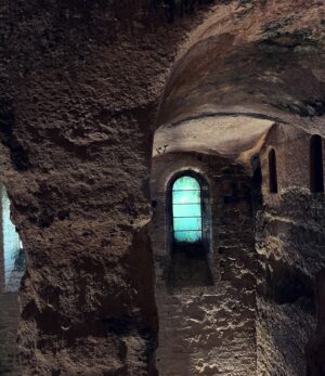 Catherine Pogonat Instagram - L’église troglodyte. Une des seules églises souterraines d’Europe. Mystère et humidité.