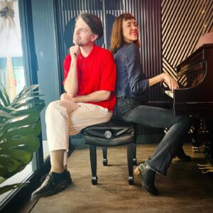 Catherine Pogonat Instagram - Duo bulle de gomme avec @felixdyotte . Il se fait chanteur populaire, new wave, sur son nouvel album Aérosol. Entrevue à écouter sur @rc.ohdio !
@icimusique #leffetpogonat