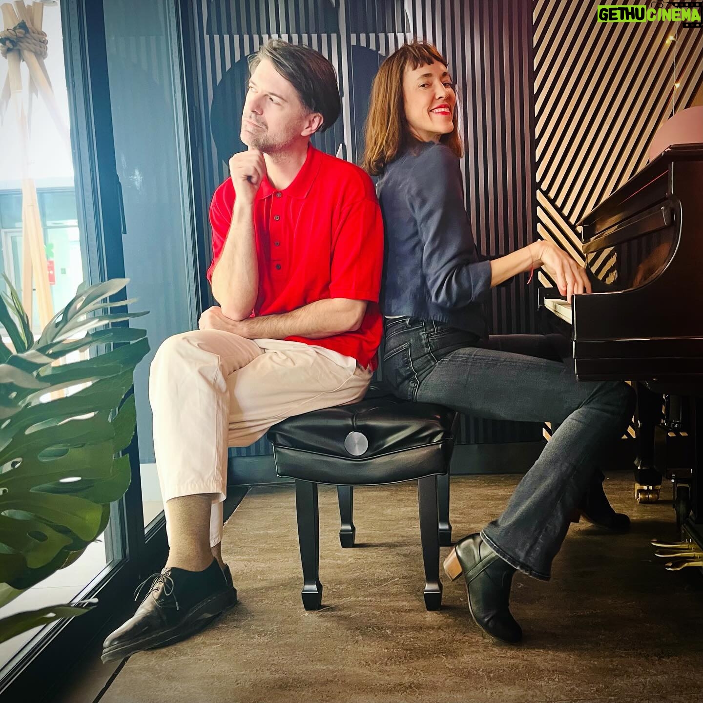 Catherine Pogonat - 36 Likes - Duo bulle de gomme avec @felixdyotte . Il se fait chanteur populaire, new wave, sur son nouvel album Aérosol. Entrevue à écouter sur @rc.ohdio !
@icimusique #leffetpogonat