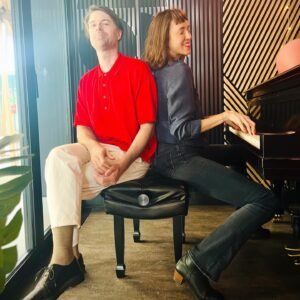 Catherine Pogonat Instagram - Duo bulle de gomme avec @felixdyotte . Il se fait chanteur populaire, new wave, sur son nouvel album Aérosol. Entrevue à écouter sur @rc.ohdio !
@icimusique #leffetpogonat