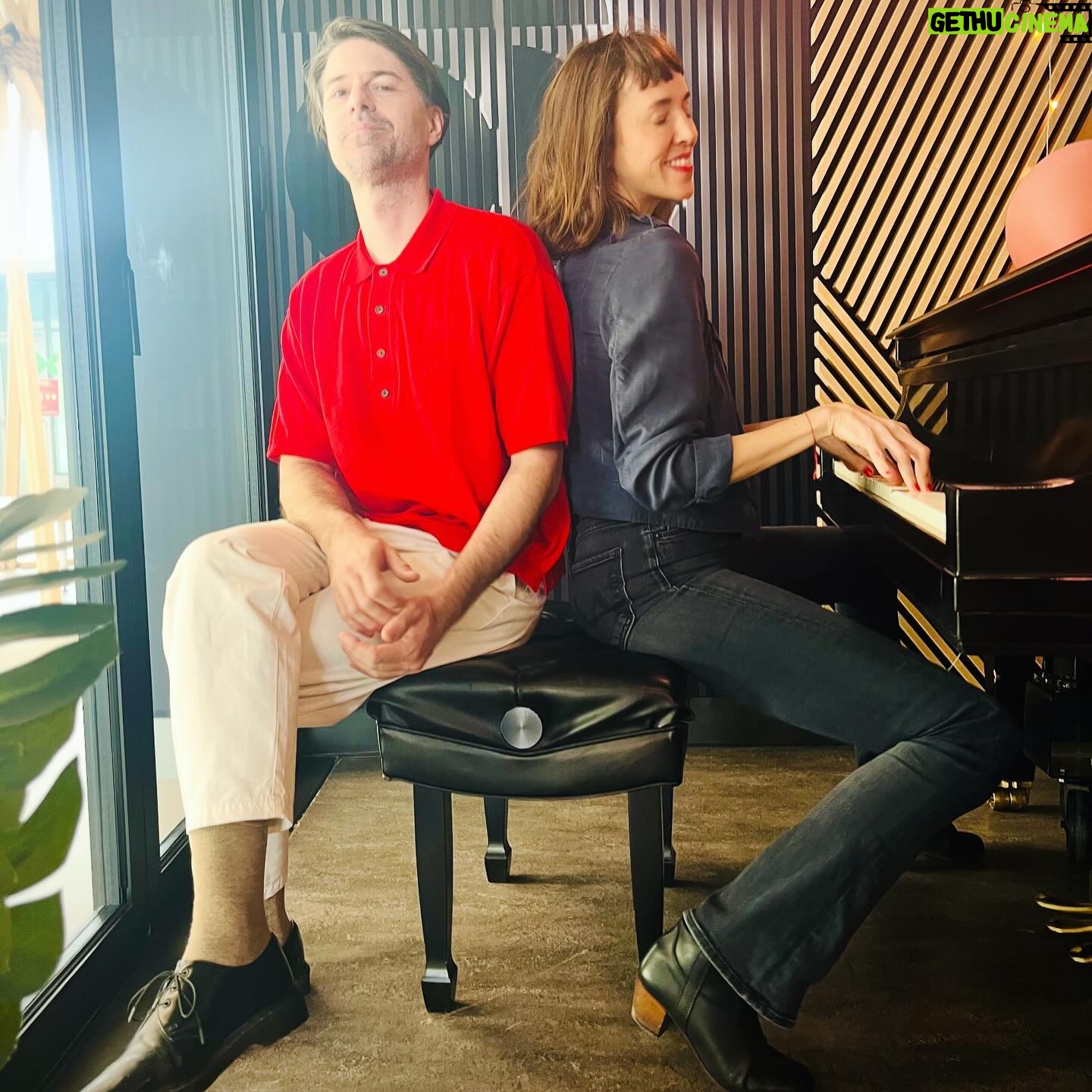 Catherine Pogonat - 36 Likes - Duo bulle de gomme avec @felixdyotte . Il se fait chanteur populaire, new wave, sur son nouvel album Aérosol. Entrevue à écouter sur @rc.ohdio !
@icimusique #leffetpogonat
