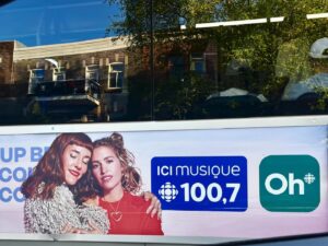 Catherine Pogonat Instagram - Placardée sur un autobus avec @claudiabouvette . 
Après avoir performé SUR un autobus. 🤘
@icimusique  @rc.ohdio