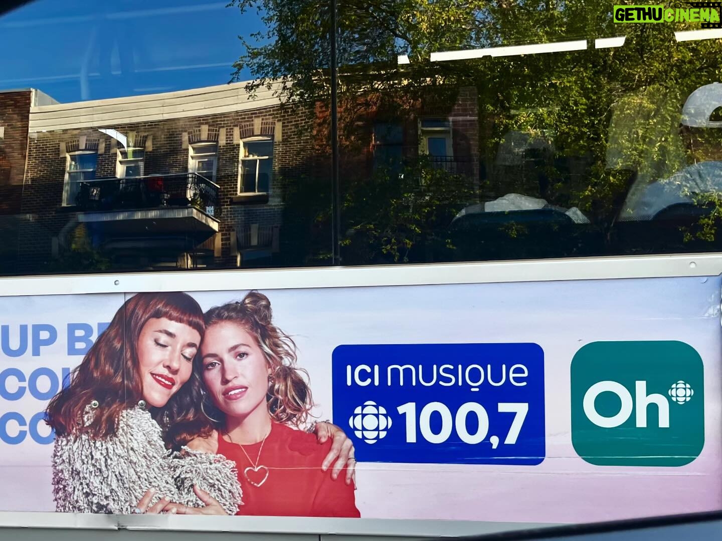 Catherine Pogonat - 34 Likes - Placardée sur un autobus avec @claudiabouvette .
Après avoir performé SUR un autobus. 🤘
@icimusique @rc.ohdio