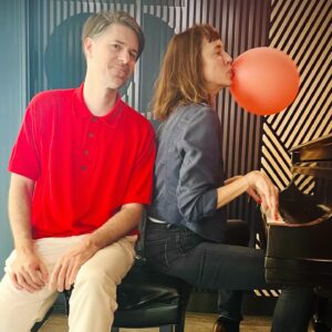 Catherine Pogonat Instagram - Duo bulle de gomme avec @felixdyotte . Il se fait chanteur populaire, new wave, sur son nouvel album Aérosol. Entrevue à écouter sur @rc.ohdio !
@icimusique #leffetpogonat